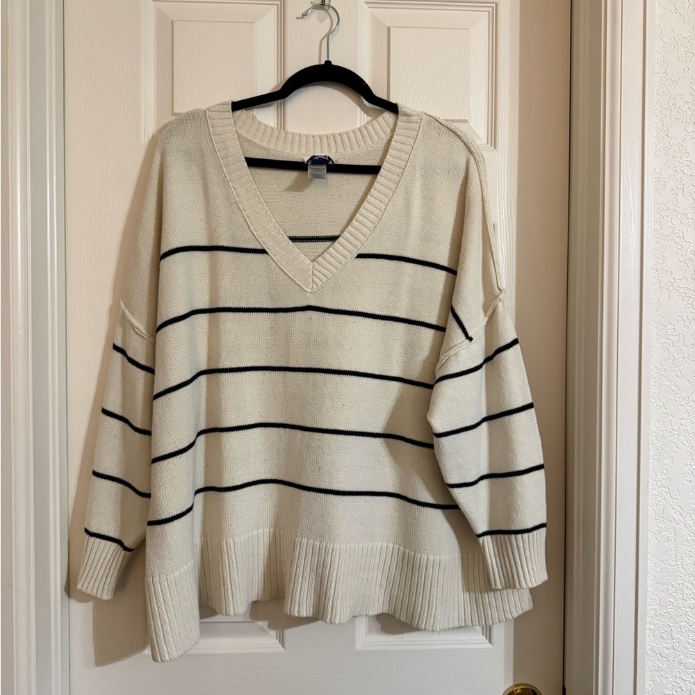 ARULA Cream and Black V-Neck Sweater